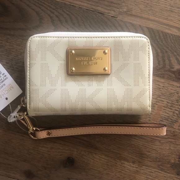 Michael Kors patent leather wristlet - Picture 2 of 6